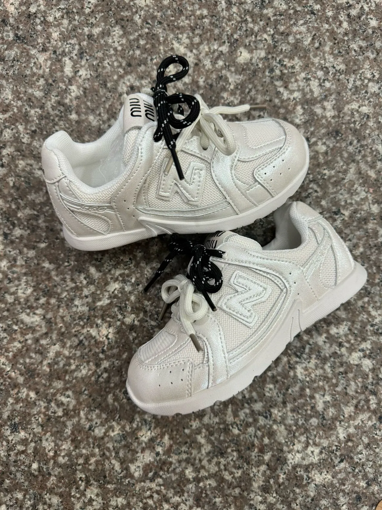 New Balance 327 Tênis Lifestyle Prata-Branco Iridescente 10