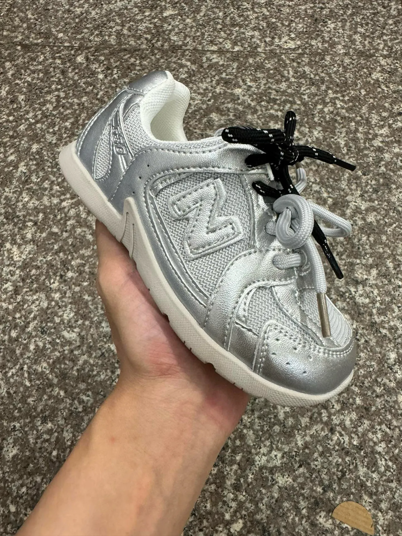 New Balance 327 Tênis Lifestyle Prata-Branco Iridescente 12