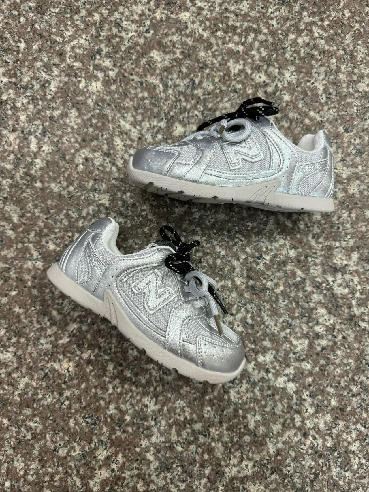 New Balance 327 Tênis Lifestyle Prata-Branco Iridescente 16