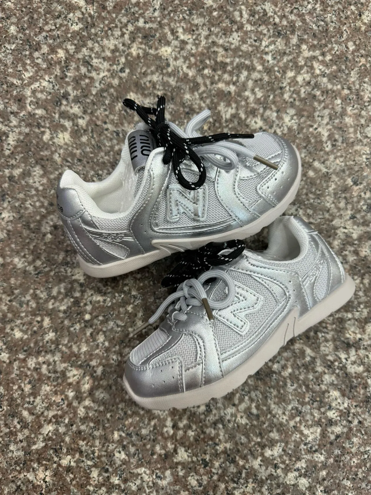 New Balance 327 Tênis Lifestyle Prata-Branco Iridescente 17