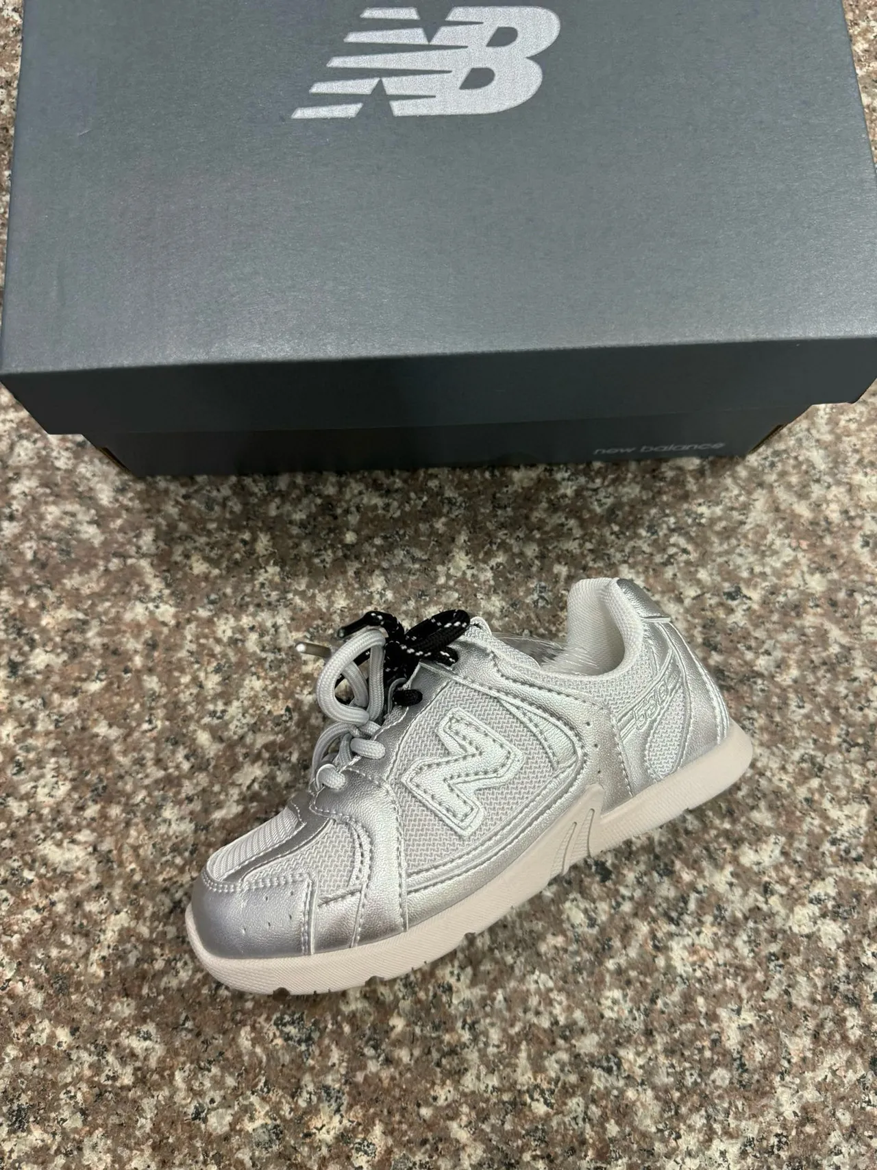 New Balance 327 Tênis Lifestyle Prata-Branco Iridescente 19