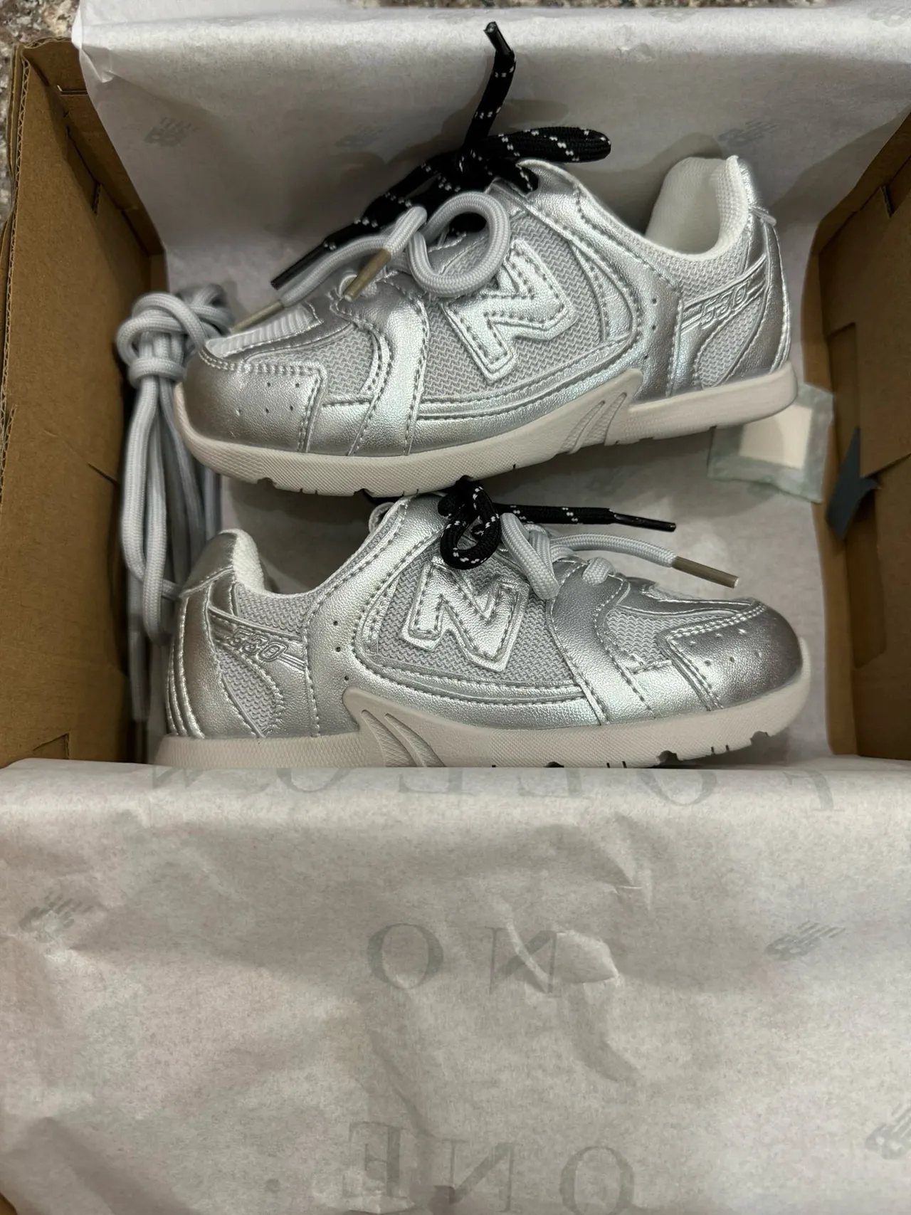 New Balance 327 Tênis Lifestyle Prata-Branco Iridescente 20
