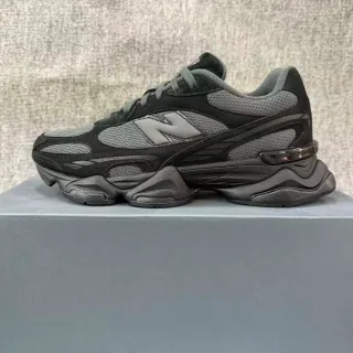 New Balance Black Gray Sculpted Sole Mixed Mesh And Suede Upper Chunky Sneakers