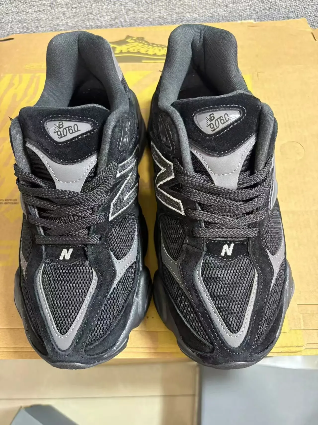 New Balance Tênis Chunky Pretos e Prateados Sola De Camadas Parte Superior De Malha E Camurça 3