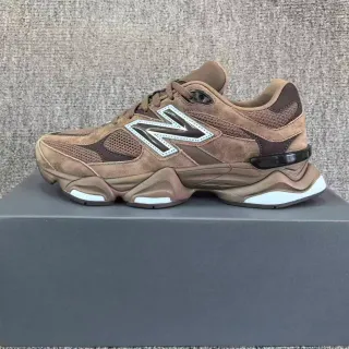 New Balance بني أبيض ميدسول منحور مزيج جلد الغزال والشبكة علوية حذاء رياضي كبير
