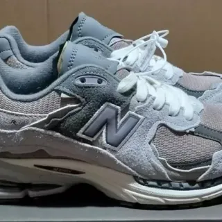 New Balance Gray White Layered Suede And Mesh Upper Chunky Sculpted Midsole Lifestyle Sneakers