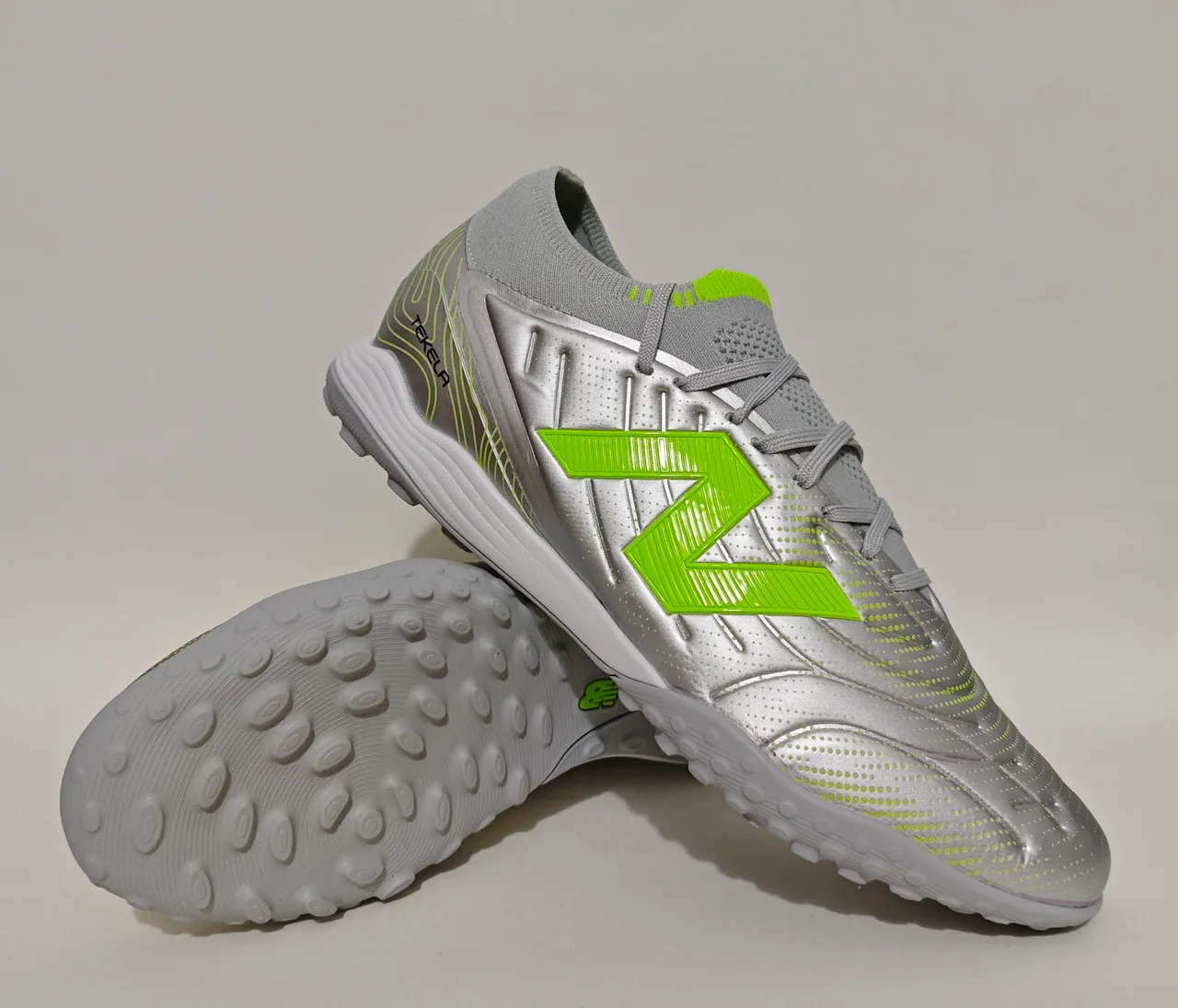 New Balance Tekela Silver Green Chaussures de football turf à coupe basse, tige synthétique, semelle moulée 11