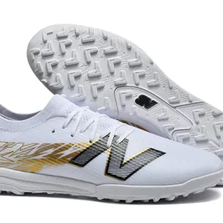 New Balance Zapatos de fútbol para césped artificial con upper de tejido blanco dorado, overlay de jaula sintética