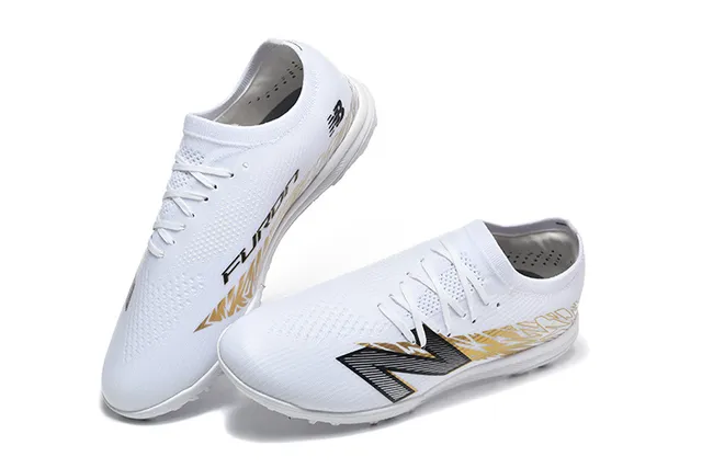 New Balance Chaussures de football pour pelouse artificielle avec upper tricoté blanc doré, overlay de cage synthétique 2