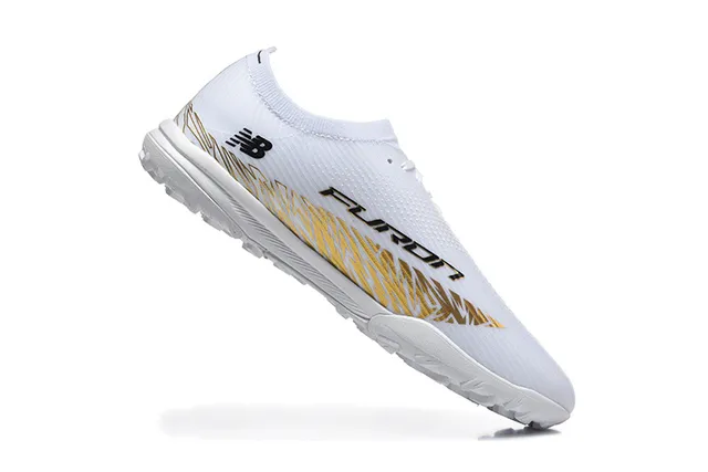 New Balance Chaussures de football pour pelouse artificielle avec upper tricoté blanc doré, overlay de cage synthétique 3