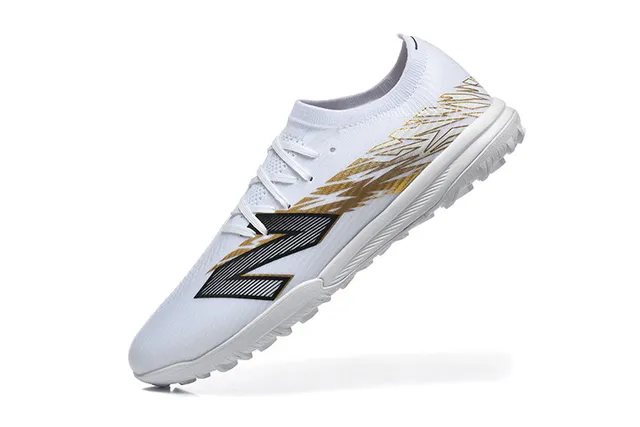 New Balance Chaussures de football pour pelouse artificielle avec upper tricoté blanc doré, overlay de cage synthétique 4