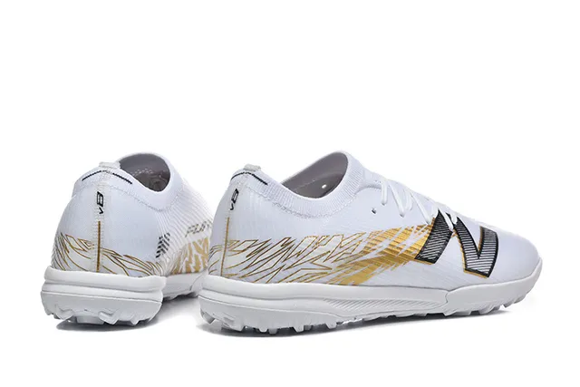 New Balance Chaussures de football pour pelouse artificielle avec upper tricoté blanc doré, overlay de cage synthétique 5