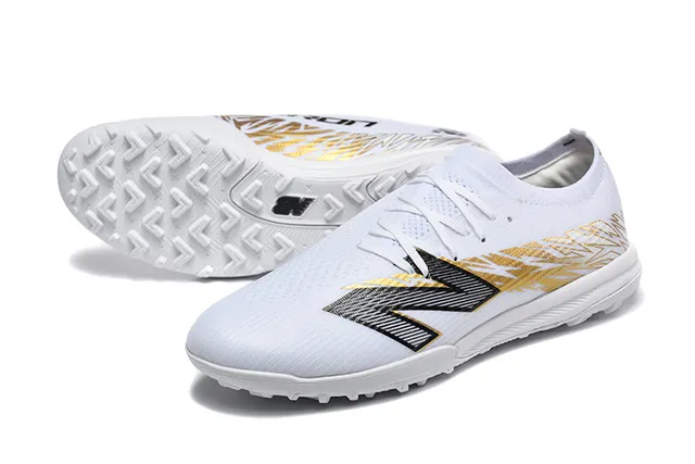 New Balance Chaussures de football pour pelouse artificielle avec upper tricoté blanc doré, overlay de cage synthétique 6