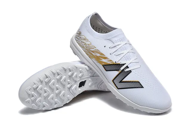New Balance Chaussures de football pour pelouse artificielle avec upper tricoté blanc doré, overlay de cage synthétique 7