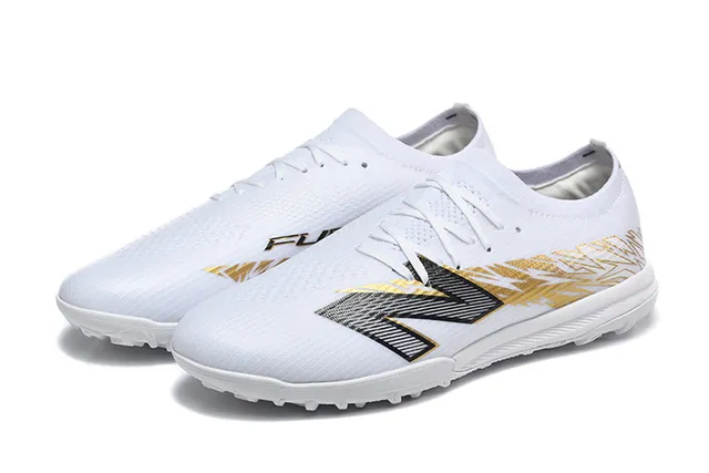 New Balance Chaussures de football pour pelouse artificielle avec upper tricoté blanc doré, overlay de cage synthétique 8