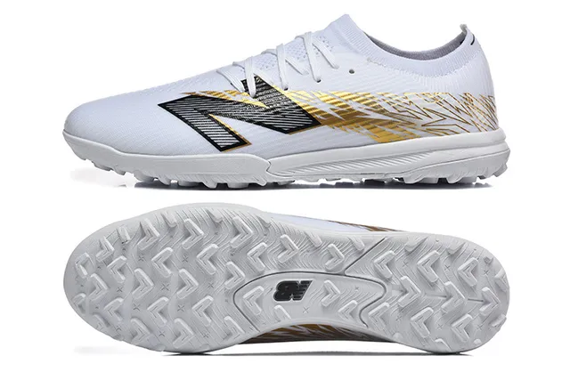 New Balance Chaussures de football pour pelouse artificielle avec upper tricoté blanc doré, overlay de cage synthétique 9