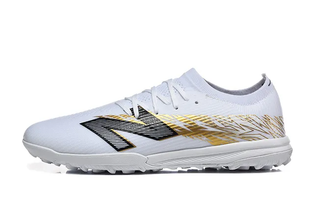 New Balance Chaussures de football pour pelouse artificielle avec upper tricoté blanc doré, overlay de cage synthétique 10