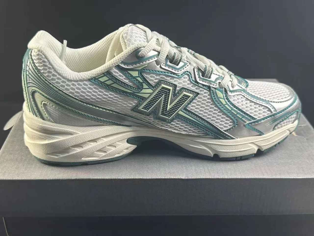 New Balance Branco Verde Malha Superior Camadas Sintéticas Superpostas Tênis de Corrida 2