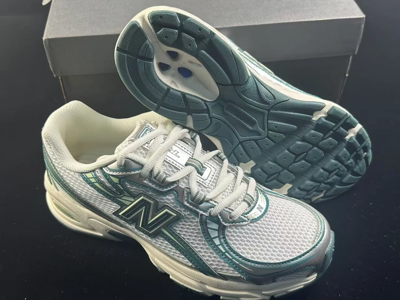 New Balance Branco Verde Malha Superior Camadas Sintéticas Superpostas Tênis de Corrida 3
