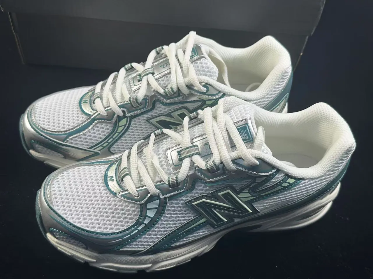 New Balance Branco Verde Malha Superior Camadas Sintéticas Superpostas Tênis de Corrida 4