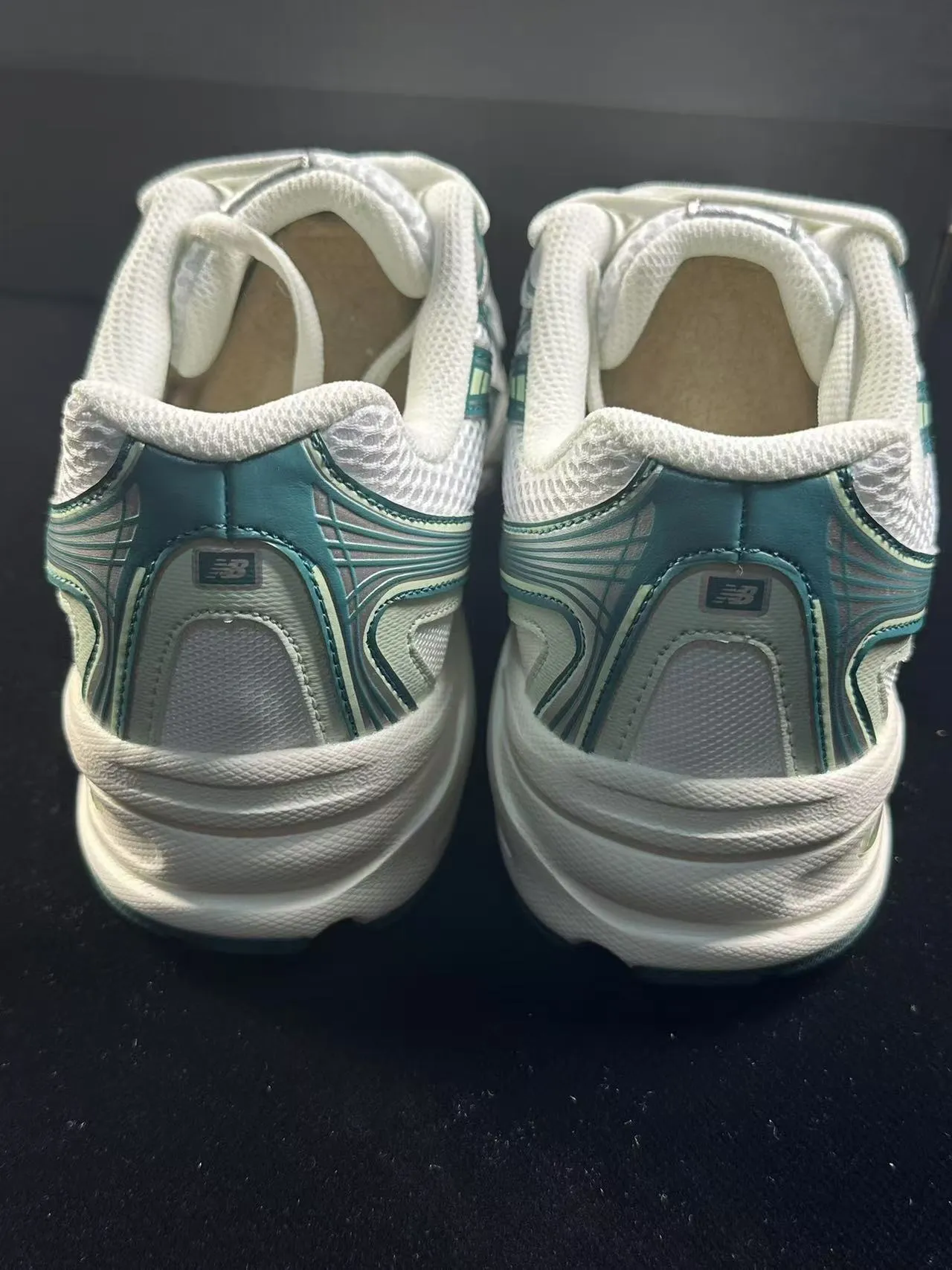 New Balance Branco Verde Malha Superior Camadas Sintéticas Superpostas Tênis de Corrida 5