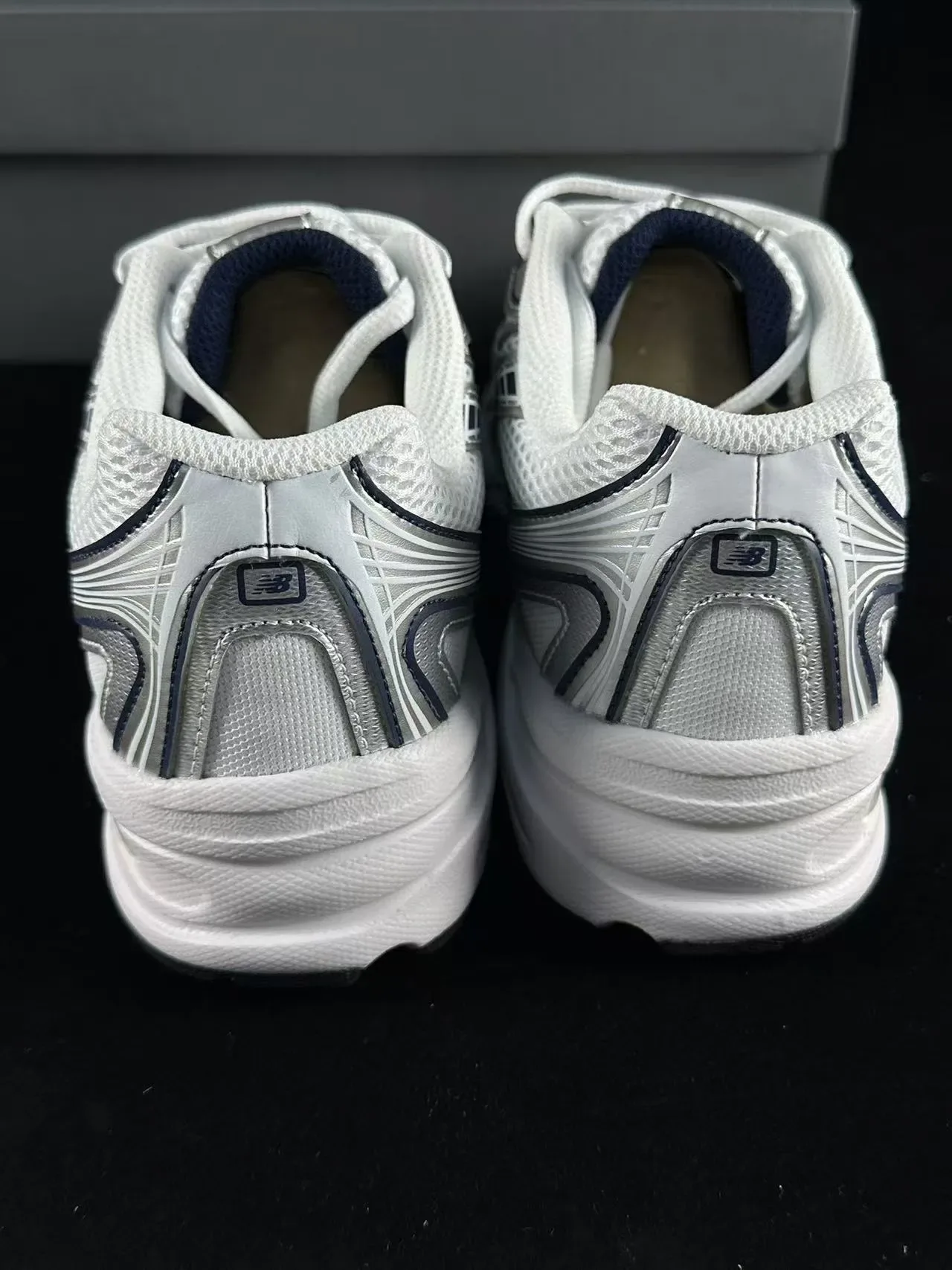 New Balance Chaussures de running blanc navy avec upper mesh et overlays métalliques argentés 2