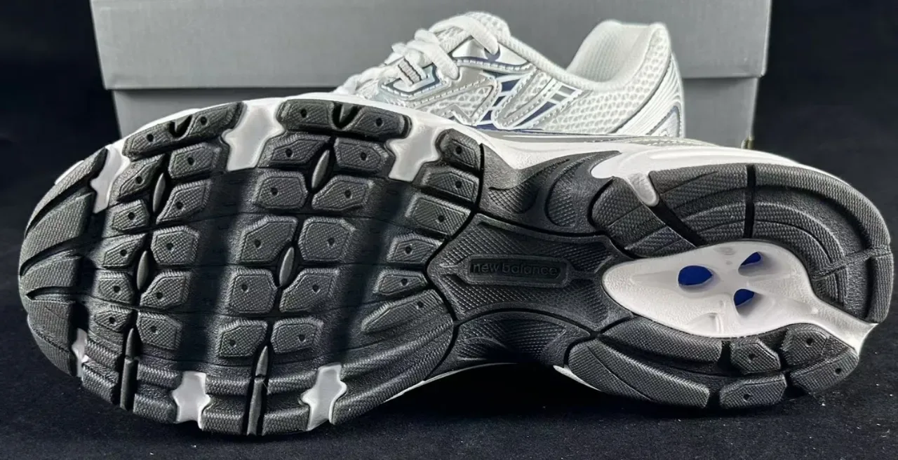 New Balance Chaussures de running blanc navy avec upper mesh et overlays métalliques argentés 3