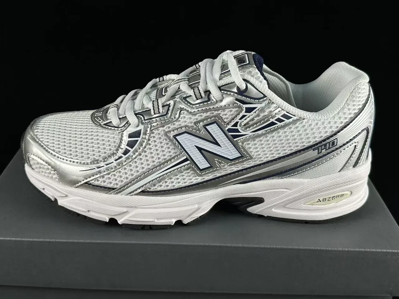 New Balance Chaussures de running blanc navy avec upper mesh et overlays métalliques argentés 4