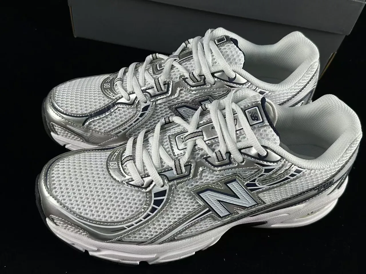New Balance Chaussures de running blanc navy avec upper mesh et overlays métalliques argentés 5