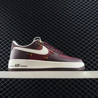 Nike Air Force 1 बर्गंडी सफेद गोल्ड एक्सेंट्स लाइफस्टाइल स्नीकर्स