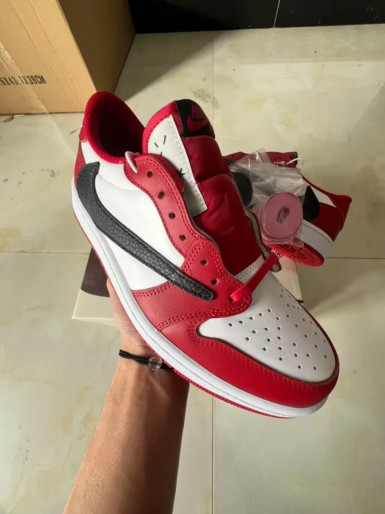 Nike Air Jordan 1 Rouge Blanc Noir lifestyle sneakers 2
