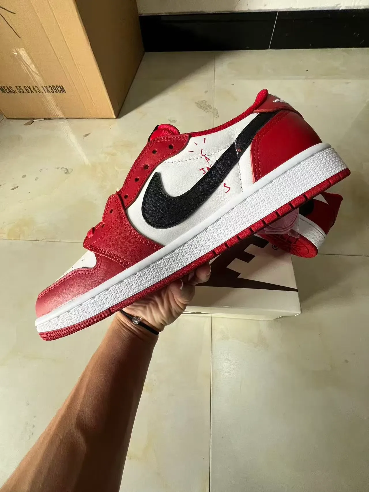 Nike Air Jordan 1 Rouge Blanc Noir lifestyle sneakers 5