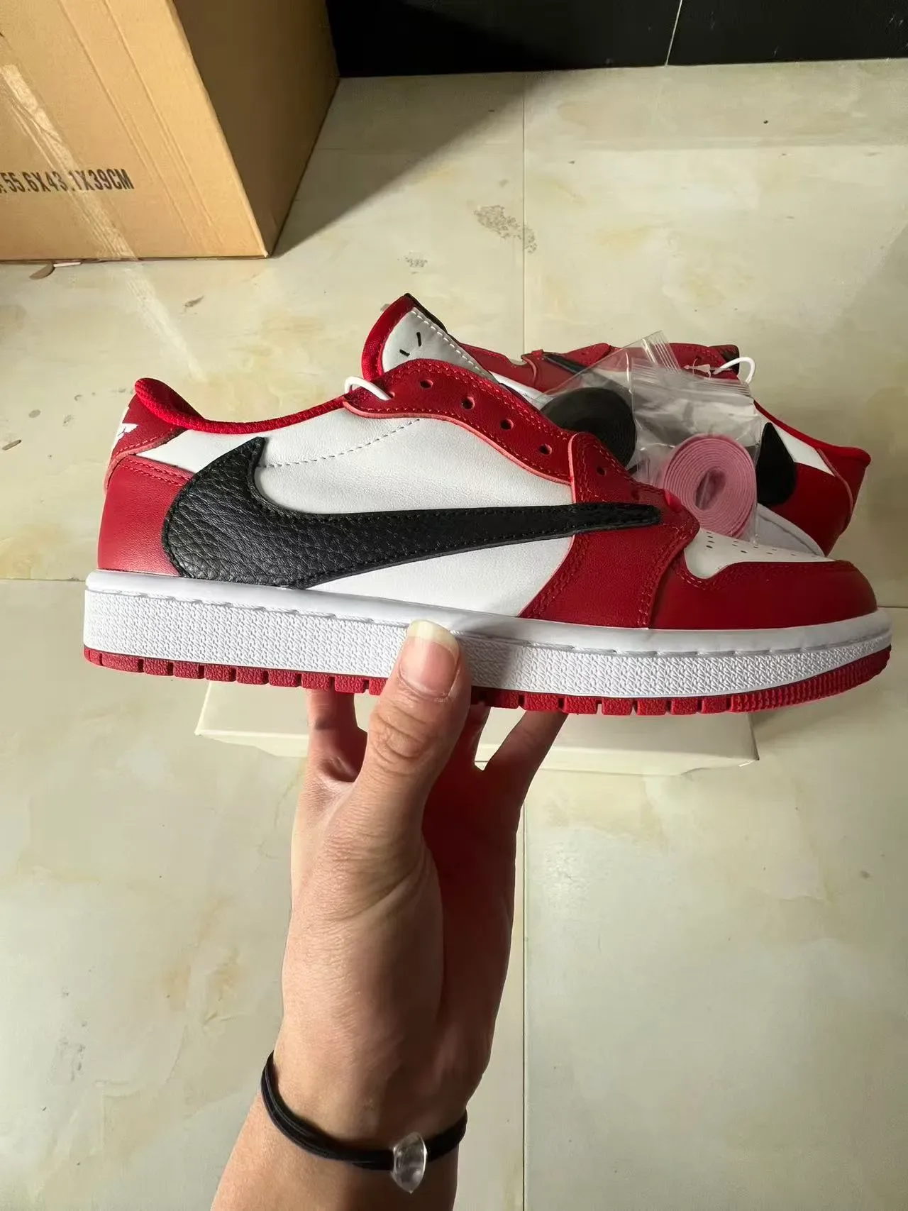 Nike Air Jordan 1 Rouge Blanc Noir lifestyle sneakers 7