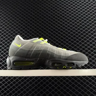 नाइक Air Max 95 ग्रे और Volt Yellow लाइफस्टाइल स्नीकर