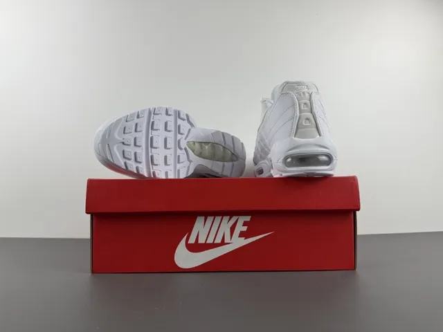 Nike Air Max 95 White Lifestyle Sneakers 14