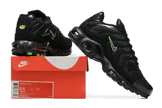 Nike Air Max Plus White and Light Blue Lifestyle Sneakers 24