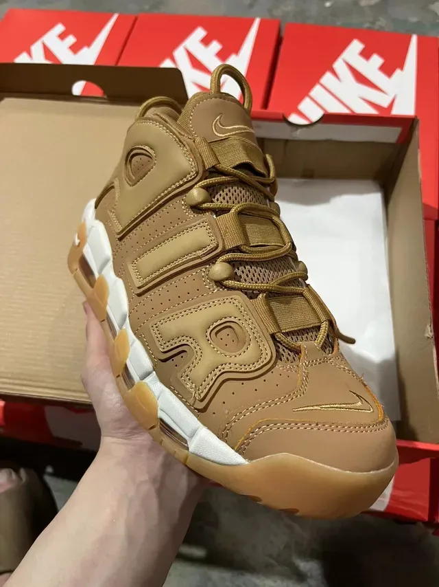 Nike Air More Uptempo Tan and White Tênis de Basquete 2