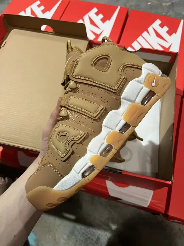 Nike Air More Uptempo Tan and White Tênis de Basquete 3