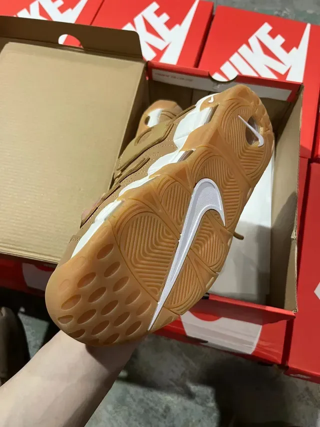 Nike Air More Uptempo Tan and White Tênis de Basquete 4