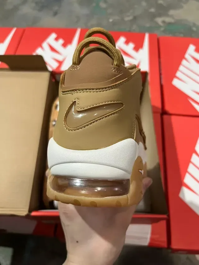 Nike Air More Uptempo Tan and White Tênis de Basquete 5