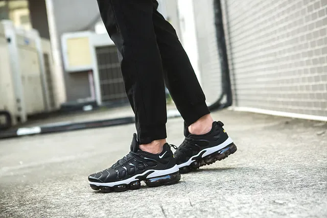 Nike Air VaporMax Plus কালো সাদা লাইফস্টাইল স্নিকার 6