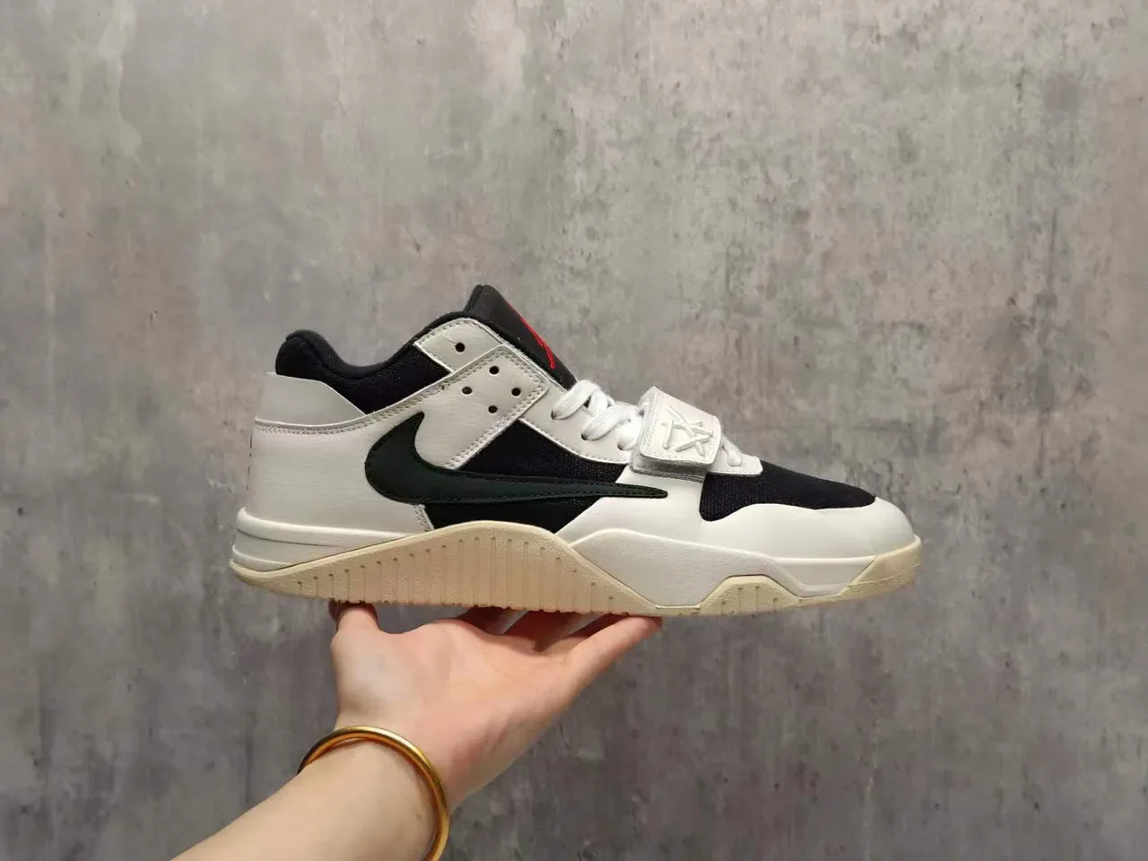 Nike Beige Black Low-Top Dual-Closure Lifestyle Sneakers 4