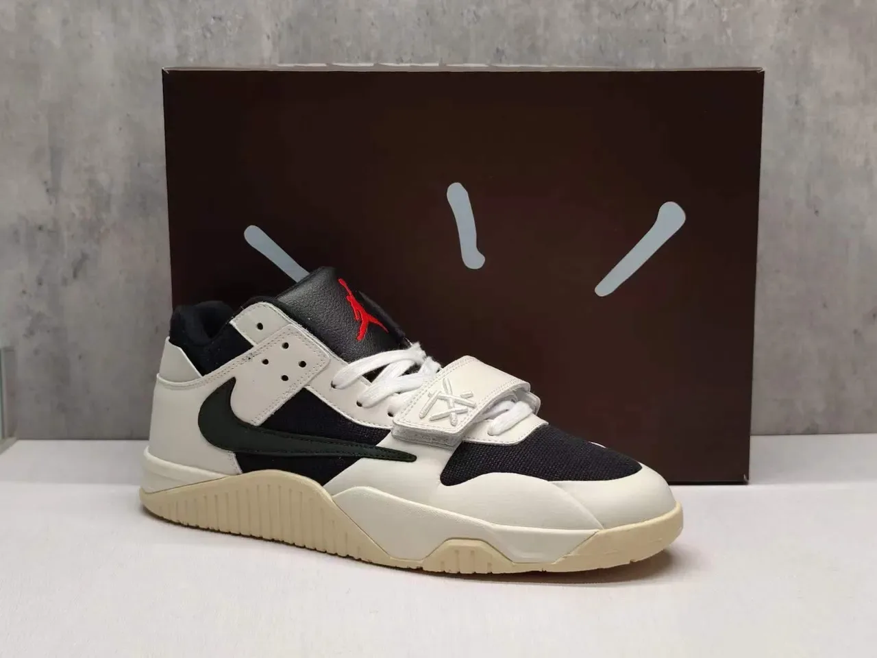 Nike Beige Black Low-Top Dual-Closure Lifestyle Sneakers 8