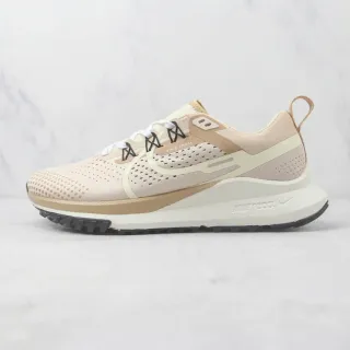 Nike Chaussures de course à tige beige perforée tricotée, superpositions synthétiques superposées en couches