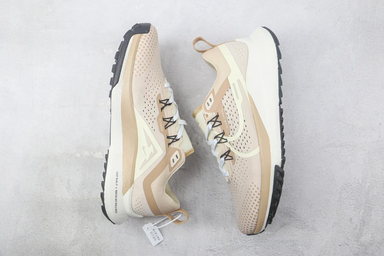 Nike Chaussures de course à tige beige perforée tricotée, superpositions synthétiques superposées en couches 2