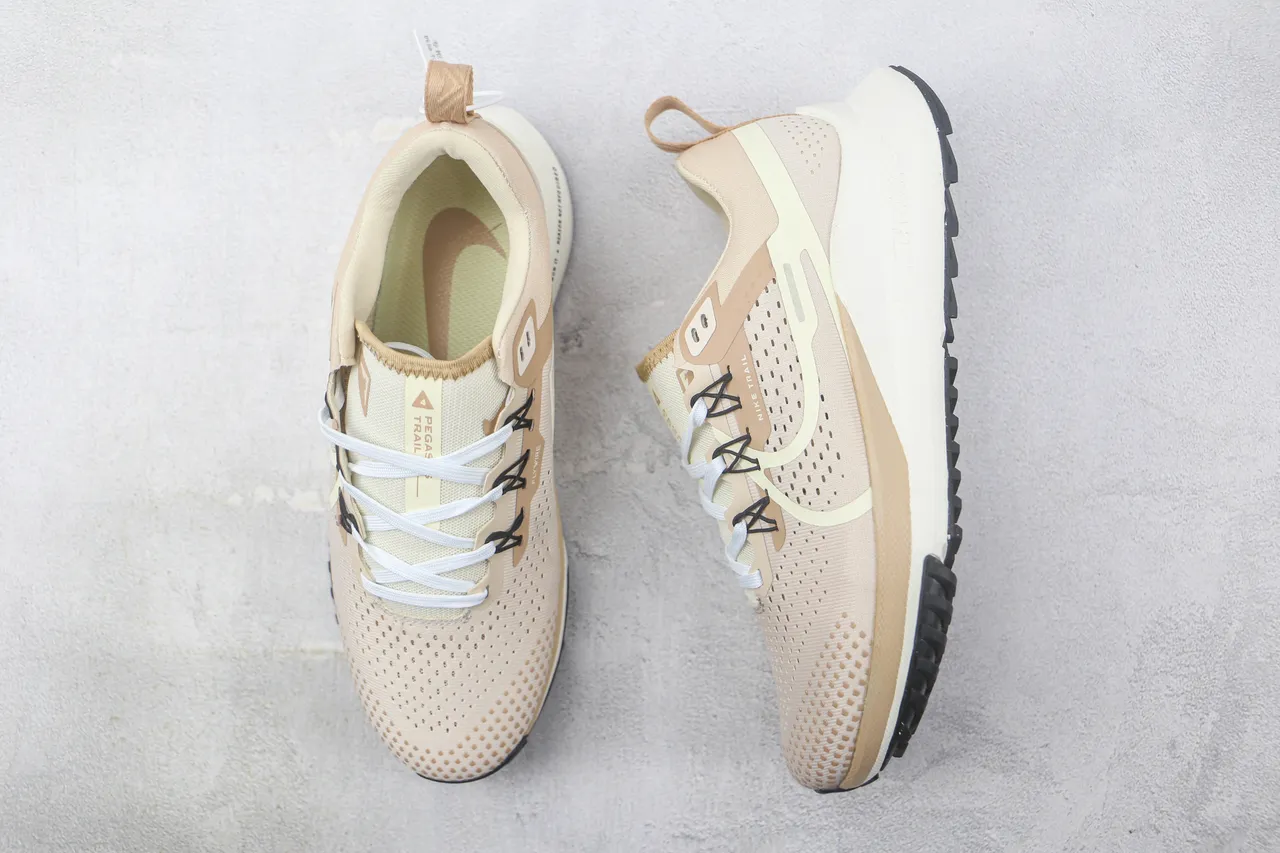 Nike Chaussures de course à tige beige perforée tricotée, superpositions synthétiques superposées en couches 3