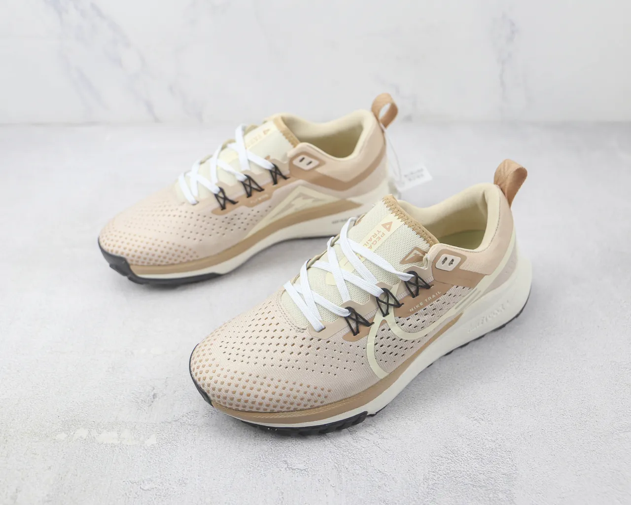 Nike Chaussures de course à tige beige perforée tricotée, superpositions synthétiques superposées en couches 4