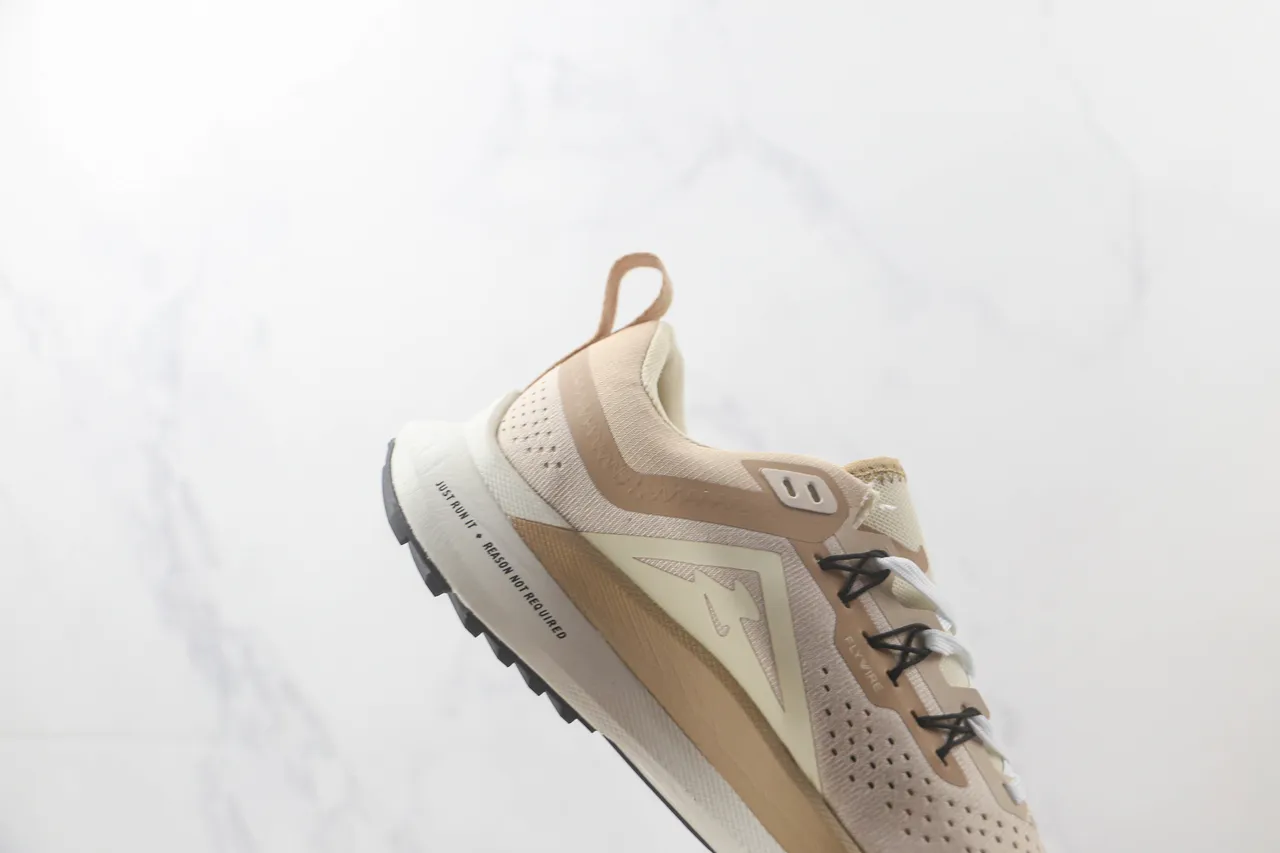 Nike Chaussures de course à tige beige perforée tricotée, superpositions synthétiques superposées en couches 5