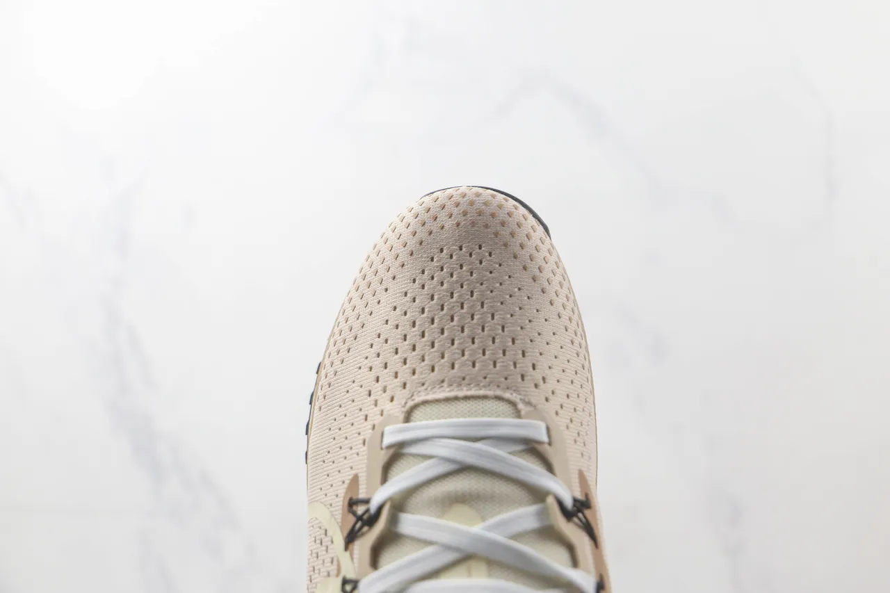 Nike Chaussures de course à tige beige perforée tricotée, superpositions synthétiques superposées en couches 6