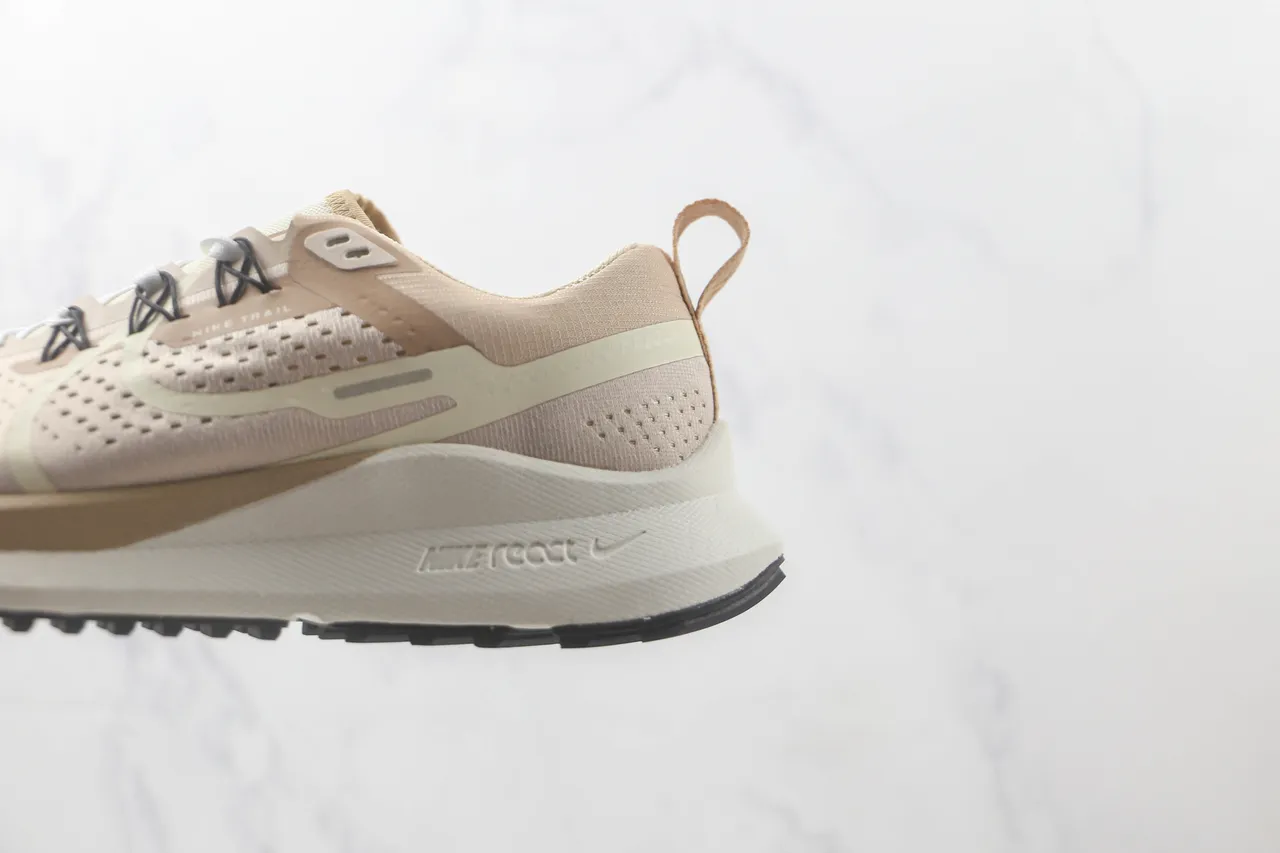 Nike Chaussures de course à tige beige perforée tricotée, superpositions synthétiques superposées en couches 7